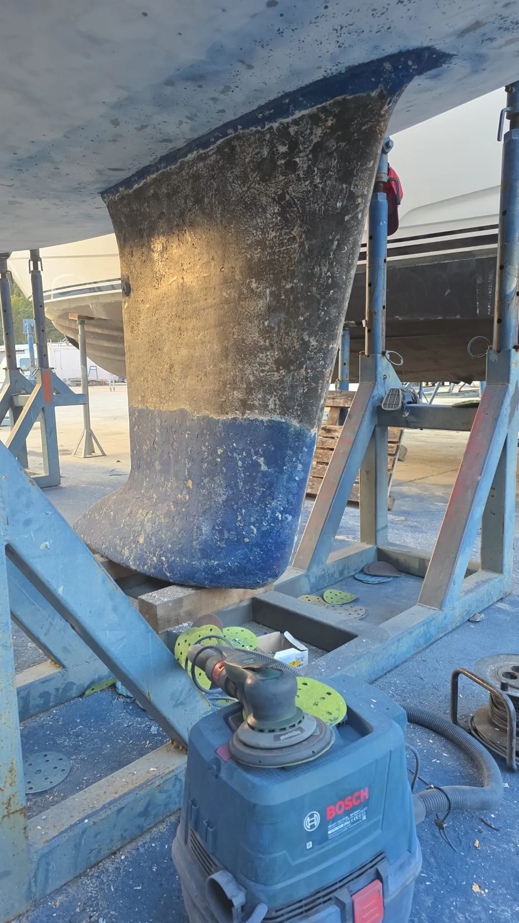 Brušenje kolumbe do zdravog materijala